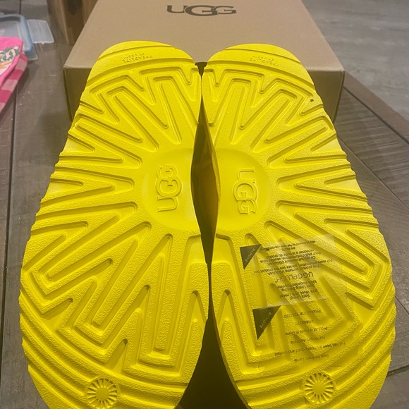 NIB UGG KIDS CLASSIC ULTRA MINI - Picture 4 of 8